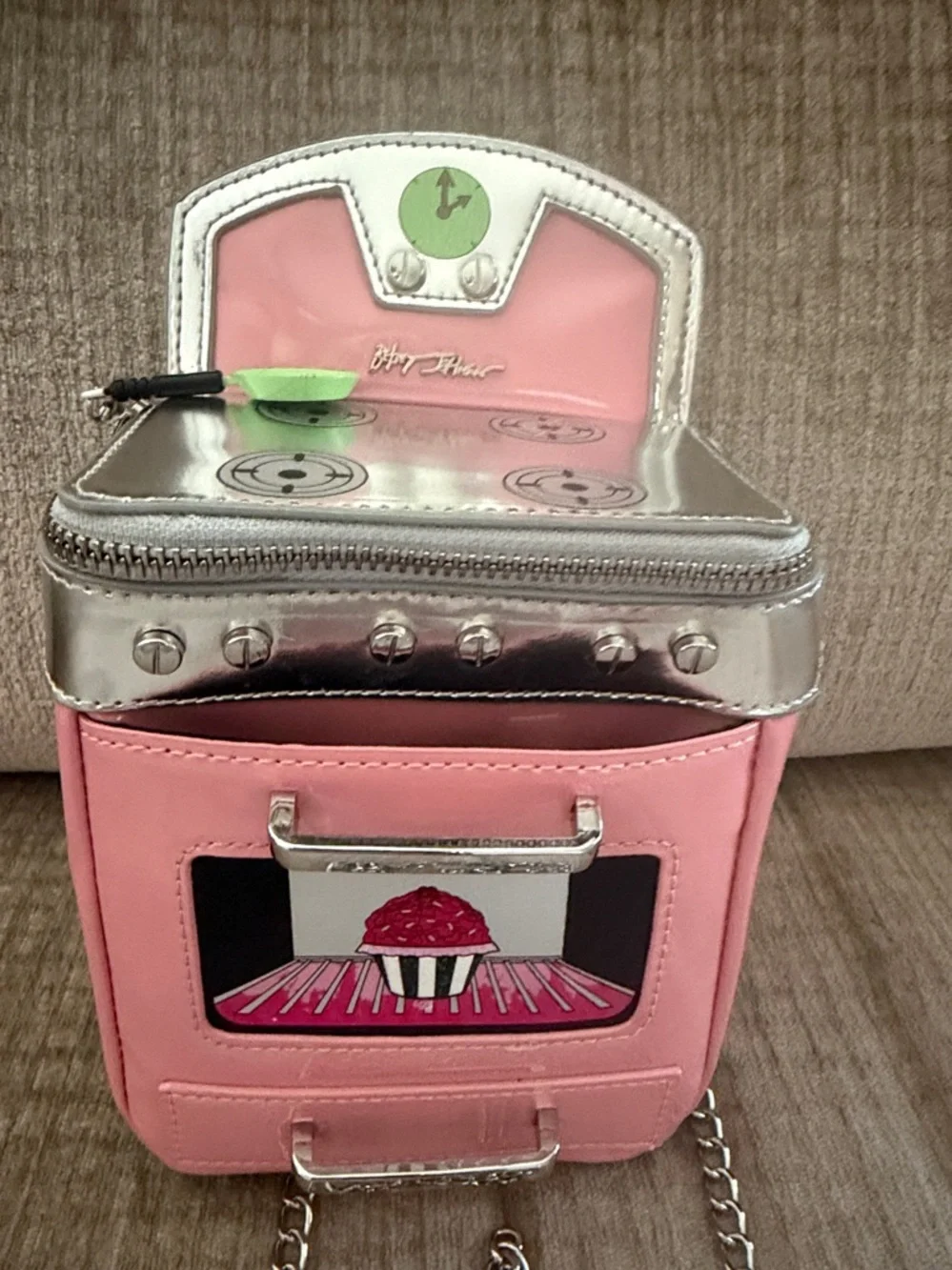 Betsy Johnson Kitsch L’oven 9 1/2 x 5 1/2 rare find like new - Picture 2 of 12